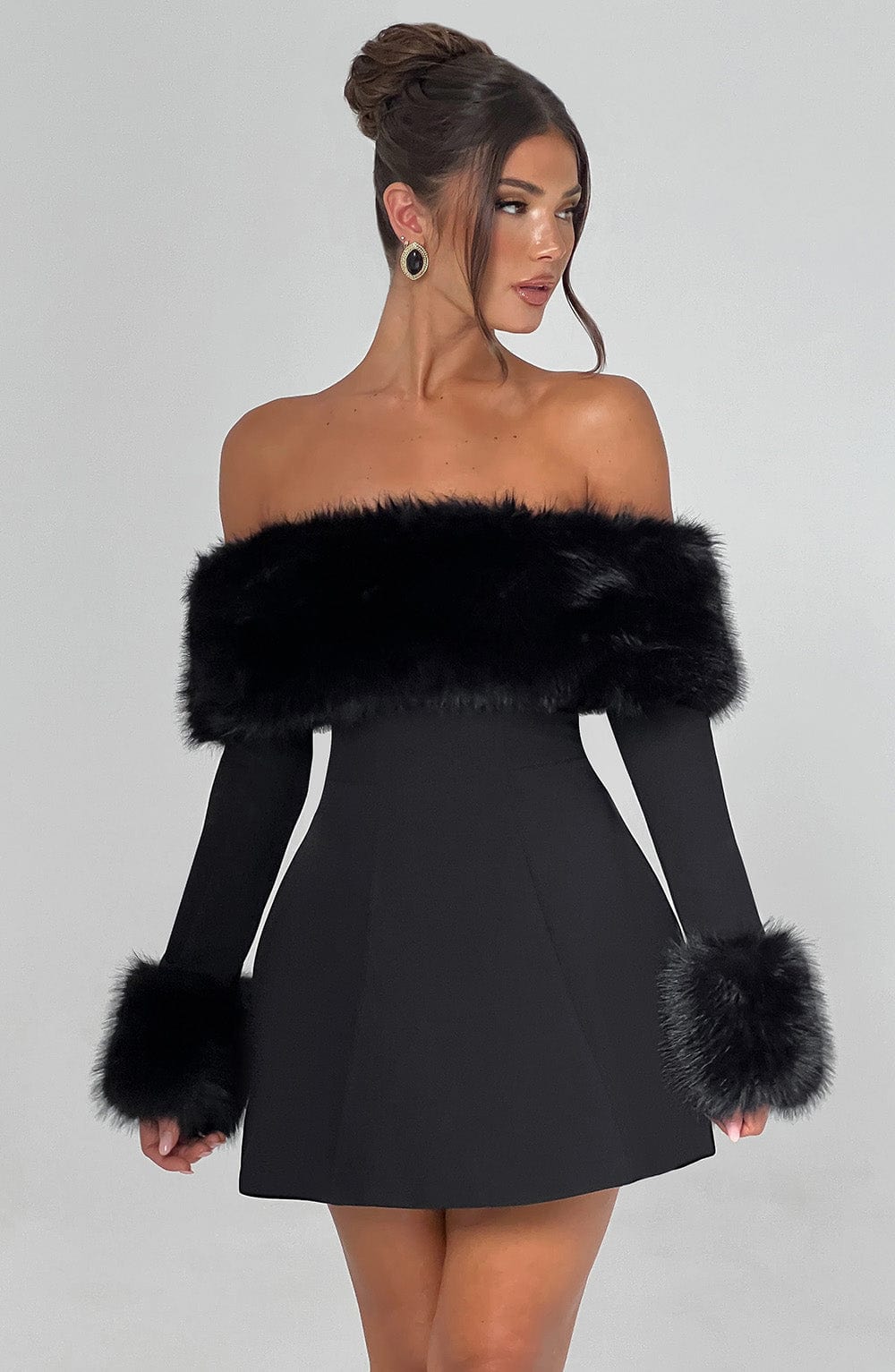 Venyra - Off-Shoulder Mini Jurk met Bontmouwen